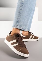 Brązowe Sneakersy z Ozdobnymi Paskami Doloreth. Brązowe obuwie sportowe damskie Born2be, z jeansu, bez zapięcia. Za 79.99 zł.