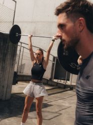 4F Crop top treningowy szybkoschnący damski - czarny L. Czarne koszulki sportowe damskie 4F, l, bez wzorów, bez ramiączek, na fitness i siłownię. Za 99.99 zł.