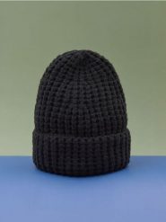 Czapka - czarny. Czarne czapki damskie Sinsay, bez wzorów, ze splotem. Za 15.99 zł.