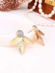 L'Atelier de Gaia Pozłacane kolczyki-wkrętki z kamieniami księżycowymi rozmiar: onesize. Szare kolczyki damskie L'Atelier de Gaia, z kamieniem księżycowym, pozłacane. Za 109.52 zł.