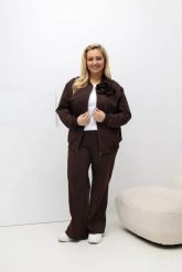 Bawełniany brązowy komplet dresowy Suzi: bluza bomberka i spodnie z szeroką nogawką PLUS SIZE XXL OVERSIZE WIOSNA. Brązowe bluzy damskie Moda Size Plus Iwanek, na wiosnę, plus size, bez wzorów, z bawełny, bez kaptura. Za 389.90 zł.