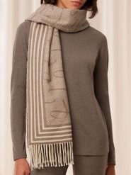 Triumph Szal w kolorze karmelowym rozmiar: onesize. Brązowe szaliki damskie Triumph, bez wzorów, z materiału. Za 117.45 zł.