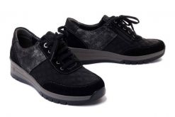 SUAVE 950390-01 schwarz, półbuty damskie. Czarne półbuty damskie Suave, bez wzorów, bez obcasa, na koturnie, bez zapięcia. Za 237.45 zł.