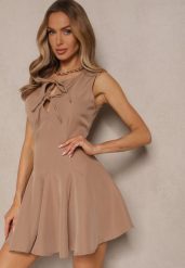 Ciemnobeżowa Sukienka Bez Rękawów o Rozkloszowanym Kroju Wiązana przy Dekolcie Hirkio. Brązowe sukienki damskie Renee, bez wzorów, eleganckie, bez ramiączek. W wyprzedaży za 67.99 zł.
