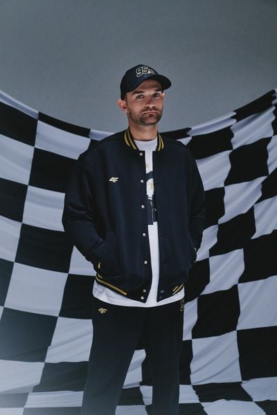 4F Bluza bomberka uniseks 4F x Bartosz Zmarzlik - czarna XXL. Czarne bluzy damskie 4F, xxl, bez wzorów, z dzianiny. W wyprzedaży za 169.99 zł.