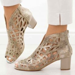 Złote sandały damskie na obcasie z zakrytą piętą M.Daszyński 1954-15 26. Żółte sandały damskie M.Daszyński, w ażurowe wzory, ze skóry, bez obcasa, na obcasie, bez zapięcia. Za 189.00 zł.