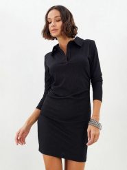 Milan Kiss Sukienka w kolorze czarnym rozmiar: XL. Czarne sukienki damskie Milan Kiss, bez wzorów, z wiskozy, bez ramiączek. Za 182.72 zł.