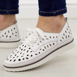 Białe ażurowe skórzane półbuty damskie S.Barski 51-610. Białe półbuty damskie S.BARSKI, na jesień, w ażurowe wzory, ze skóry, bez obcasa, bez zapięcia. Za 219.00 zł.