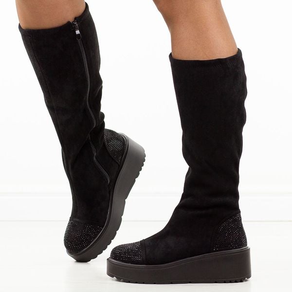 Czarne zamszowe kozaki damskie na platformie S.Barski 53-8. Czarne kozaki damskie S.BARSKI, z zamszu, bez obcasa, na platformie, bez zapięcia. W wyprzedaży za 205.54 zł.