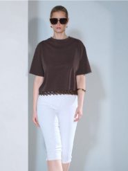 Jeansy capri z paskiem - kremowy. Białe jeansy damskie Sinsay. Za 59.99 zł.