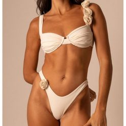 Strój kąpielowy dwuczęściowy z różami wysokim stanem Friedchen. Czerwone bikini Intica, bez wzorów, z materiału. Za 149.00 zł.