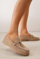 Ciemnobeżowe Lekkie Mokasyny VICES z Metalowymi Ozdobami i Skórzaną Wkladką Adrialee. Brązowe mokasyny damskie Born2be, z materiału, z okrągłym noskiem, bez obcasa. Za 89.99 zł.