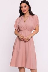 Rozkloszowana sukienka z kopertowym dekoltem różowa. Czerwone sukienki damskie Bewear, bez wzorów, bez ramiączek. Za 339.00 zł.