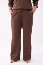 Eleganckie brązowe spodnie Soft Comfort z kieszeniami PLUS SIZE XXL. Brązowe spodnie materiałowe damskie Moda Size Plus Iwanek, bez wzorów, z nylonu, krótkie. W wyprzedaży za 129.90 zł.