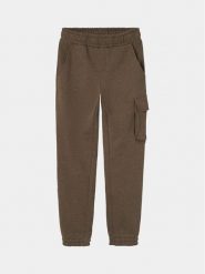 NAME IT Spodnie dresowe Varonto 13225029 Brązowy Regular Fit. Brązowe spodnie dresowe chłopięce Name it, z dresówki. Za 59.99 zł.
