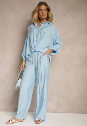 Jasnoniebieski Komplet z Wiskozy w Stylu Oversize Szerokie Spodnie i Luźna Koszula na Guziki Natinne. Niebieskie koszule damskie Renee, na wiosnę, bez wzorów, z wiskozy, biznesowe, bez kołnierzyka, bez ramiączek. Za 129.99 zł.
