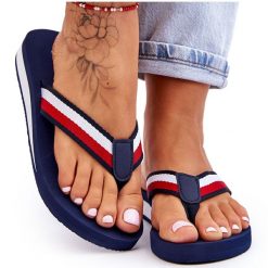 Damskie Klapki Japonki Na Platformie Big Star LL274779 Granatowe niebieskie. Niebieskie klapki damskie bez wzorów, bez obcasa, na koturnie, bez zapięcia. Za 170.94 zł.