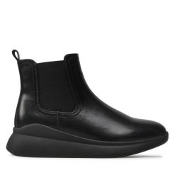 Botki Clara Barson. Czarne botki damskie Clara Barson, bez obcasa, na płaskiej podeszwie, bez zapięcia. Za 139.99 zł.