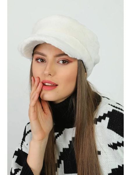 Lucky Bees Czapka w kolorze białym rozmiar: onesize. Białe czapki z daszkiem damskie Lucky Bees, bez wzorów, z futra. Za 30.99 zł.