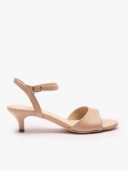 Beżowe sandały na obcasie. Brązowe sandały damskie Ryłko, bez wzorów, z gumy, z okrągłym noskiem, bez obcasa, na obcasie, bez zapięcia. Za 399.99 zł.