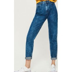 Jeansy mom fit z efektem sprania - Granatowy. Niebieskie jeansy damskie Sinsay. Za 69.99 zł.