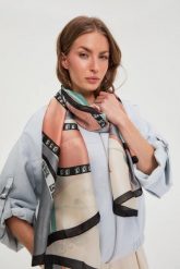 Wzorzysty szal miętowy. Zielone szaliki damskie MOODO, bez wzorów, z poliesteru. Za 59.99 zł.