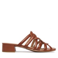 Klapki Caprice. Brązowe klapki damskie Caprice, bez wzorów, bez obcasa, bez zapięcia. Za 299.99 zł.