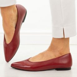 Czerwone skórzane czółenka damskie T.Sokolski 307. Czerwone balerinki damskie Sokolski, bez wzorów, ze skóry. W wyprzedaży za 263.12 zł.