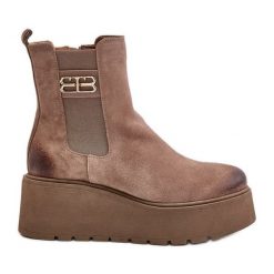 Zazoo 60498 Damskie Zamszowe Botki Sztyblety Na Platformie I Koturnie Beżowe beżowy. Brązowe botki damskie z zamszu, eleganckie, bez obcasa, na koturnie, bez zapięcia. Za 572.67 zł.