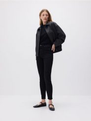 Jeansy push up slim long leg - czarny. Czarne jeansy damskie Reserved, z podwyższonym stanem. W wyprzedaży za 79.99 zł.