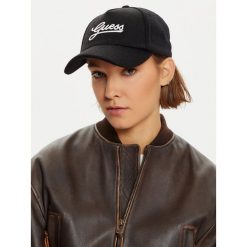Czapka z daszkiem Guess. Czarne czapki z daszkiem damskie Guess, z aplikacjami. Za 129.99 zł.