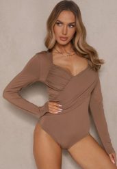 Brązowe Eleganckie Body Longsleeve z Ozdobnym Marszczeniem Zimanya. Brązowe body i gorsety Renee, bez wzorów. Za 44.99 zł.