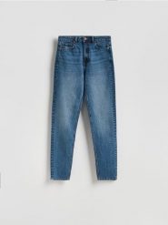 Jeansy mom fit z dłuższą nogawką - granatowy. Niebieskie jeansy damskie Reserved. Za 129.99 zł.