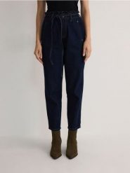 Jeansy paperbag z wiązanym paskiem - granatowy. Niebieskie jeansy damskie Reserved, z podwyższonym stanem. W wyprzedaży za 99.99 zł.