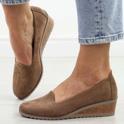 Khaki zamszowe półbuty damskie na koturnie Potocki 12276. Brązowe czółenka damskie POTOCKI, bez wzorów, z jeansu, z okrągłym noskiem, bez obcasa, na koturnie. Za 159.00 zł.