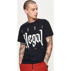 Koszulka z nadrukiem - Czarny. Czarne bluzki damskie Cropp, l, z nadrukiem. Za 39.99 zł.