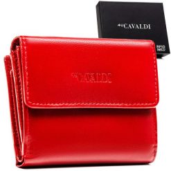 Skórzany portfel damski w czerwonym kolorze zamykany na zatrzask 4U Cavaldi RD-44-GCL. Czerwone portfele damskie 4U Cavaldi, bez wzorów, ze skóry. Za 69.99 zł.