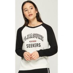Bluza z reglanowymi rękawami - Kremowy. Białe bluzy damskie Sinsay. W wyprzedaży za 19.99 zł.
