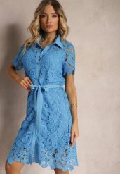 Niebieska Koronkowa Sukienka Koszulowa Midi z Paskiem Azariela. Niebieskie sukienki damskie Renee, bez wzorów, z koronki, bez ramiączek. Za 169.99 zł.