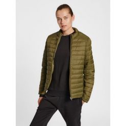 Damska kurtka puchowa Hummel Red. Zielone kurtki damskie Hummel, xl, bez wzorów, z materiału, bez kaptura. Za 241.00 zł.