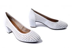RIEKER 41057-80 white, czółenka damskie. Białe czółenka damskie Rieker, bez wzorów, bez obcasa, na obcasie. Za 231.92 zł.