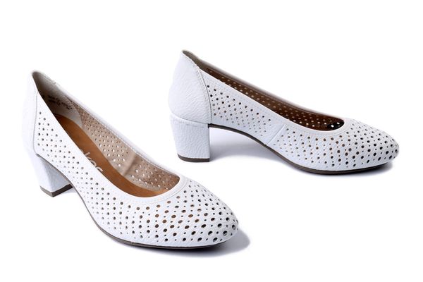 RIEKER 41057-80 white, czółenka damskie. Białe czółenka damskie Rieker, bez wzorów, bez obcasa, na obcasie. Za 289.90 zł.