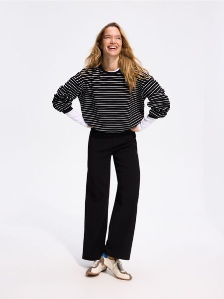 Bawełniana bluza w paski - czarny. Czarne bluzy damskie Reserved, l, bez wzorów, z bawełny, bez kaptura. Za 99.99 zł.