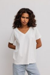 T shirt z dekoltem w kształcie V w kolorze ECRU- V NECK-L. Białe t-shirty damskie Marsala, l, bez wzorów, z bawełny, bez kołnierzyka. Za 79.90 zł.