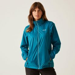 Kurtka turystyczna damska Corinne IV wodoodporna. Fioletowe kurtki damskie Regatta, bez wzorów, z softshellu, bez kaptura. W wyprzedaży za 169.99 zł.