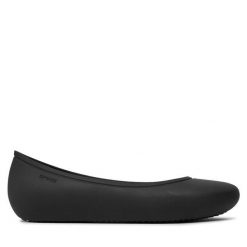 Baleriny Crocs. Czarne balerinki damskie Crocs, bez wzorów. Za 149.99 zł.