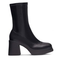 Botki Jenny Fairy. Czarne botki damskie Jenny Fairy, bez obcasa, na słupku, bez zapięcia. Za 143.99 zł.