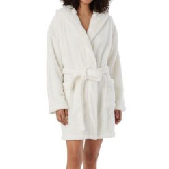 Szlafrok Teddy Fleece. Białe szlafroki damskie Schiesser, bez wzorów, z polaru, z kapturem. Za 429.00 zł.