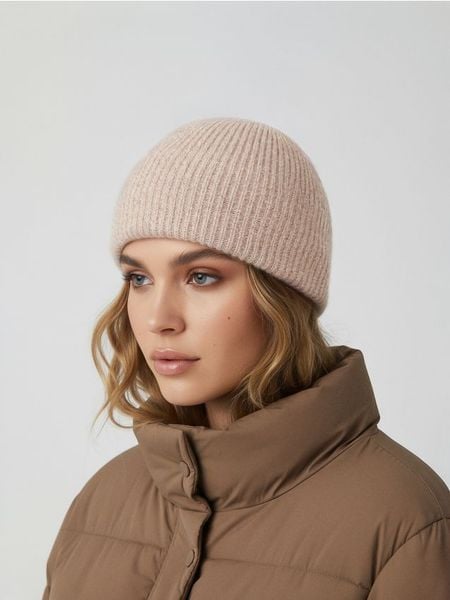 Prążkowana czapka beanie - beżowy. Brązowe czapki damskie Sinsay, bez wzorów, prążkowane. Za 19.99 zł.