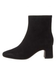 Clarks Skórzane botki "Fernie" w kolorze czarnym rozmiar: 38. Czarne botki damskie Clarks, ze skóry, eleganckie, bez obcasa, bez zapięcia. Za 309.95 zł.